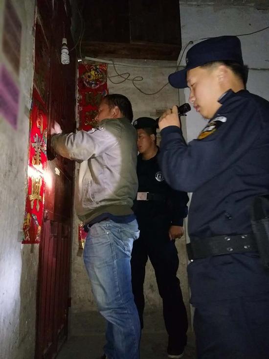 十堰粗心妈妈误将幼女锁家中 