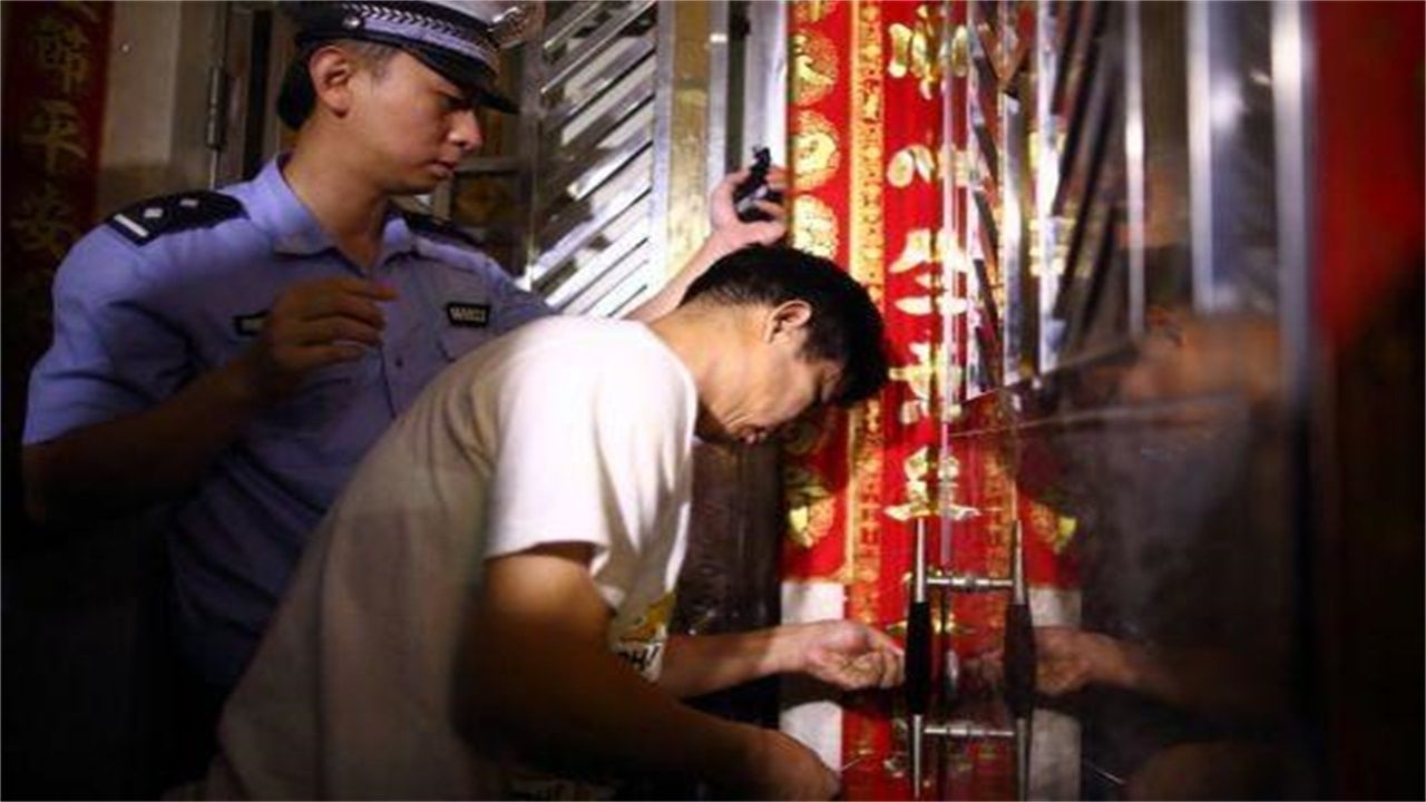 十堰请开锁师傅开了锁后，师傅